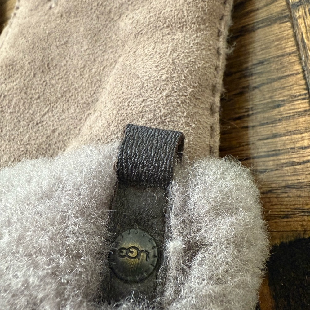UGG Sheepskin Gloves (lined) - Picture 3 of 9